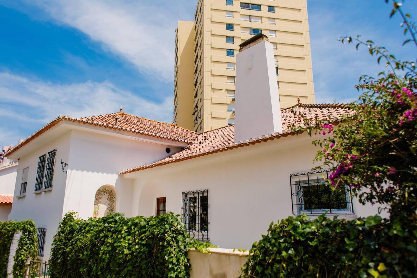 Antes: fachada com reboco a destacar-se, porta de madeira original e janela com gradeamento.